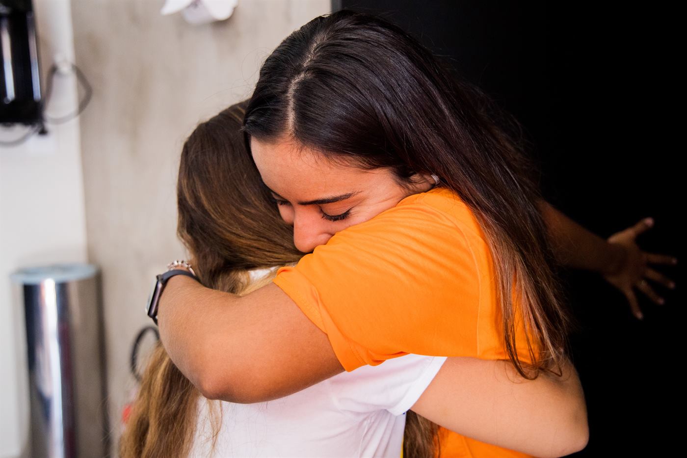 Aluna aprovada recebe um abraço apertado no dia do resultado