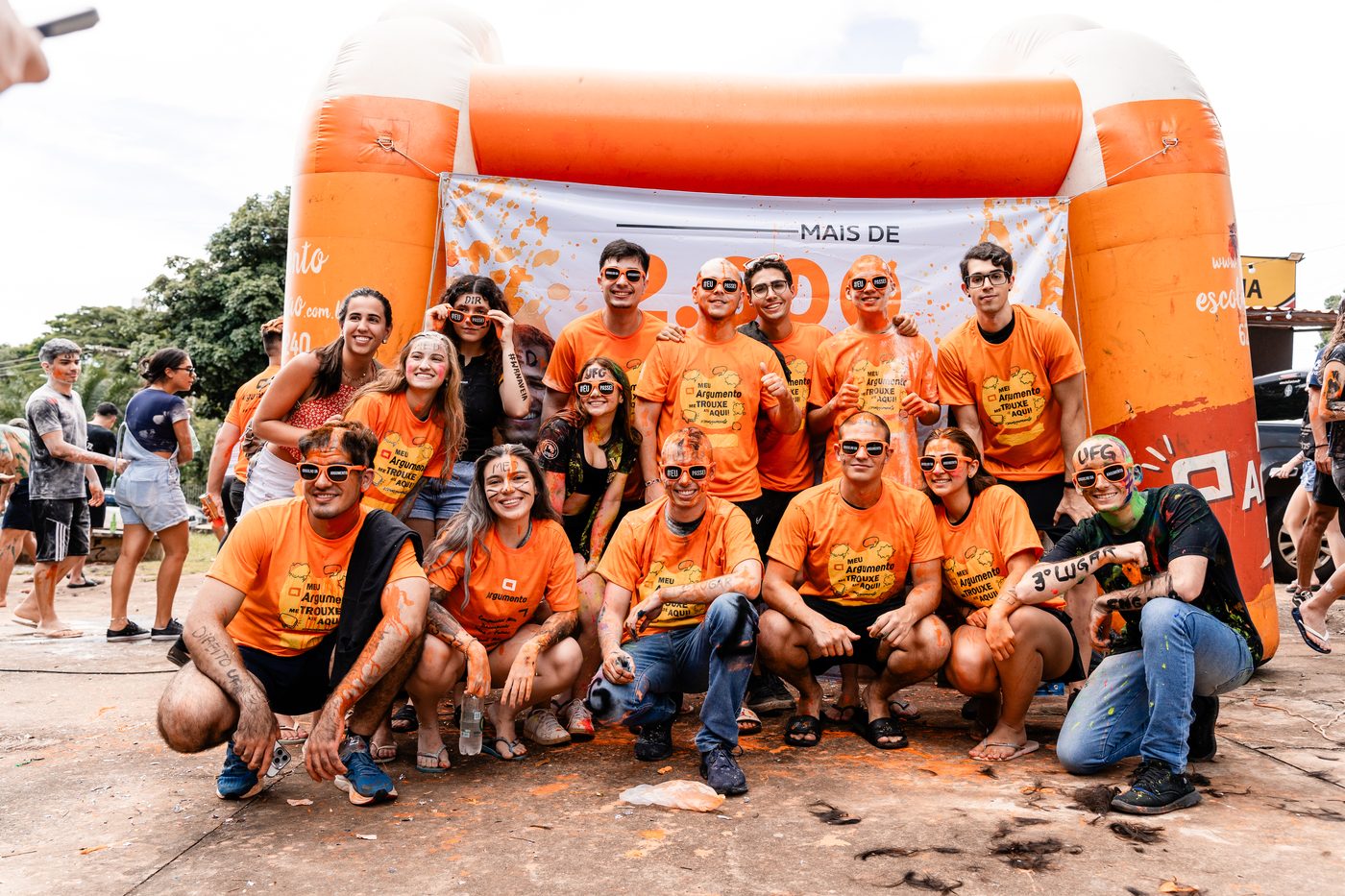 Aprovados da Argumento reunidos em frente ao inflável da festa